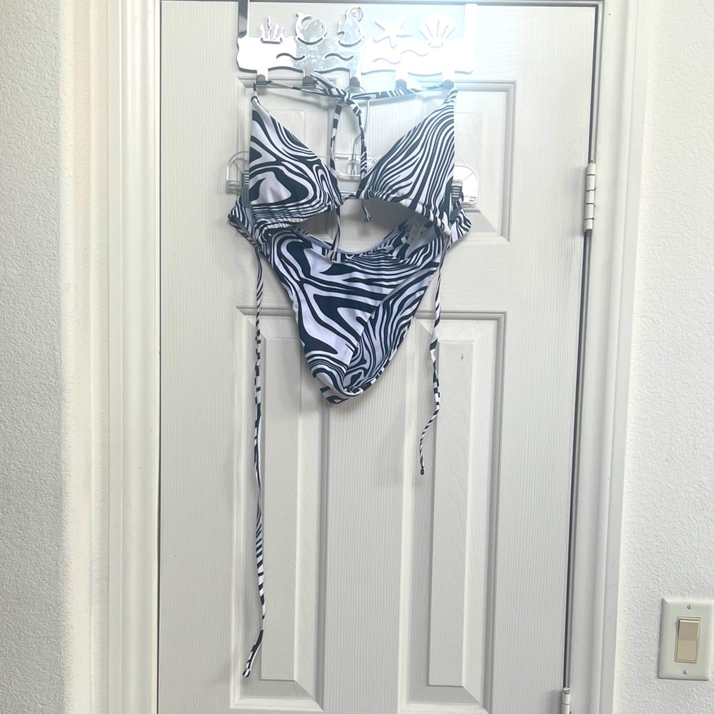 STYLISH ANIMAL PRINT, BLACK AND WHITE ADJUSTABLE BATHING SUIT NWOT M